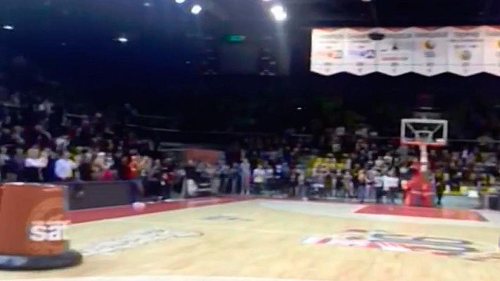 Telediario 1 - La afición del Estrasburgo planta cara al terrorismo con 'La Marsellesa'