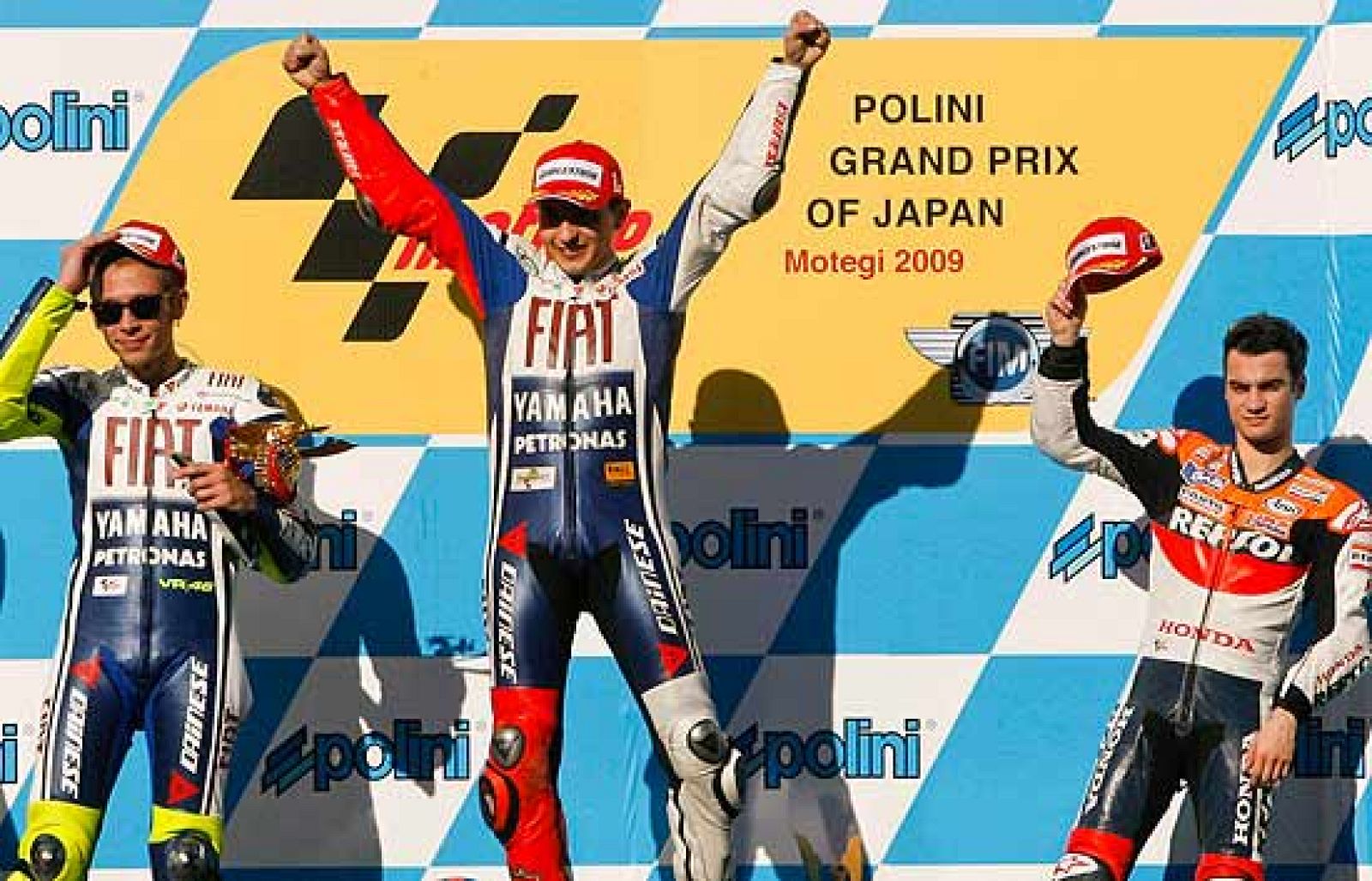 Doblete español en el podio japonés de MotoGP. Lorenzo ha hecho sonar el himno español. Rossi ha sido segundo y, Pedrosa, tercero.