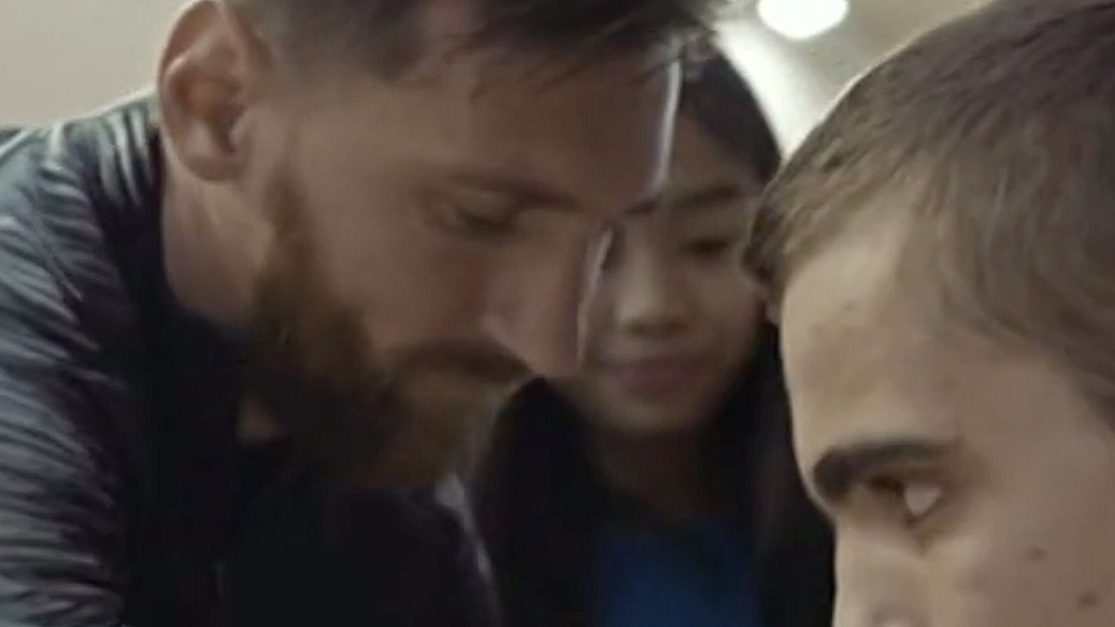 El Barça muestra su cara más solidaria en Navidad | Ver