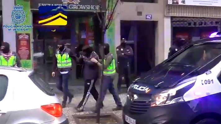 Telediario 1 - Detienen a tres jóvenes responsables de una web neonazi