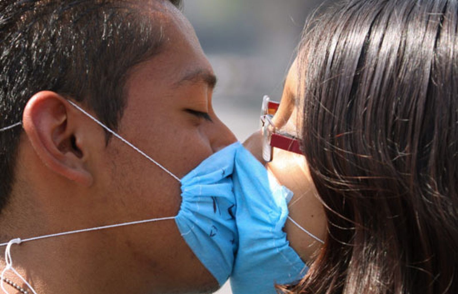 El Ministerio de Sanidad acaba de confirmar que en España hay 6 personas en observación a la espera de determinar si padecen gripe porcina. Ademásm en Teruel hay un séptimo caso sospechoso.