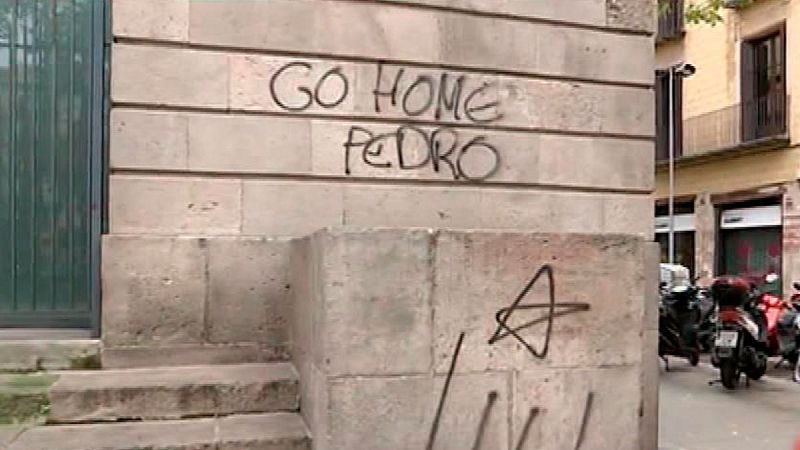 Pintadas contra Sánchez en el lugar elegido para celebrar el Consejo de Ministros en Barcelona