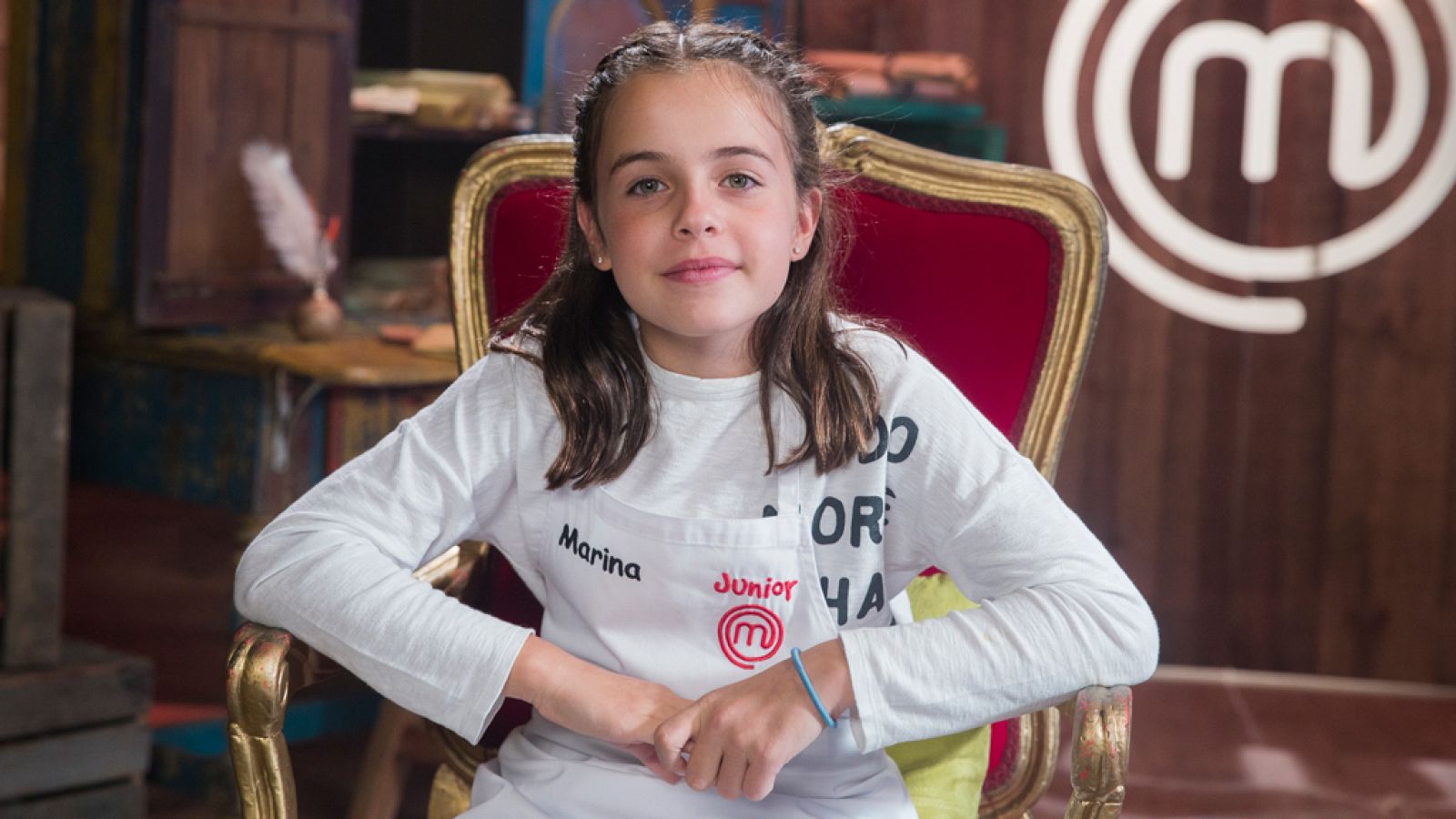 Marina, le gusta patinar y bailar | Ver