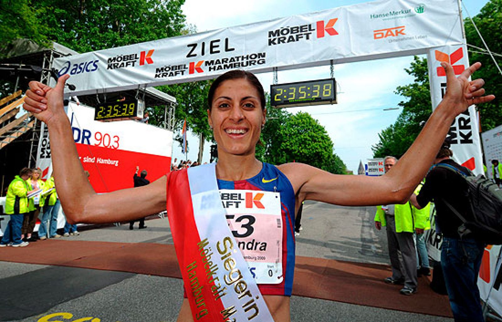 Fin de semana de maratones y extraordinaria noticia portagonizada por la españala Alessandra Aguillar al conseguir la victoria en Hamburgo con marca personal: 2.29.01.