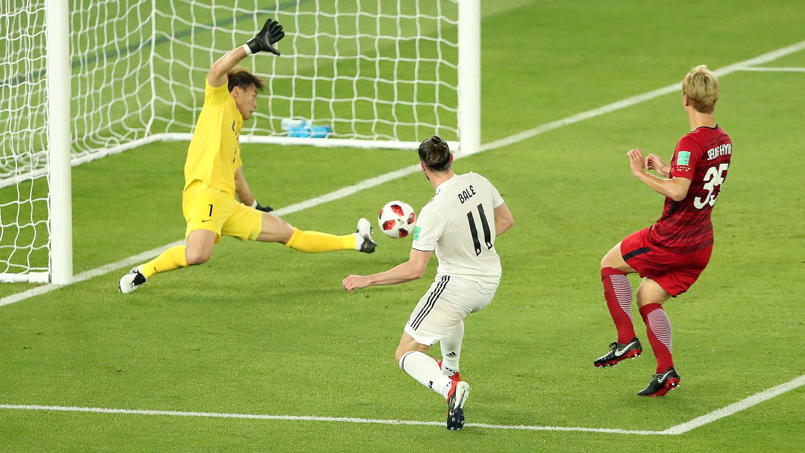 Un tanto del galés Gareth Bale en el minuto 44 adelantó al Real Madrid en la semifinal del Mundial de Clubes ante un Kashima Antlers japonés tras una pared con Marcelo.