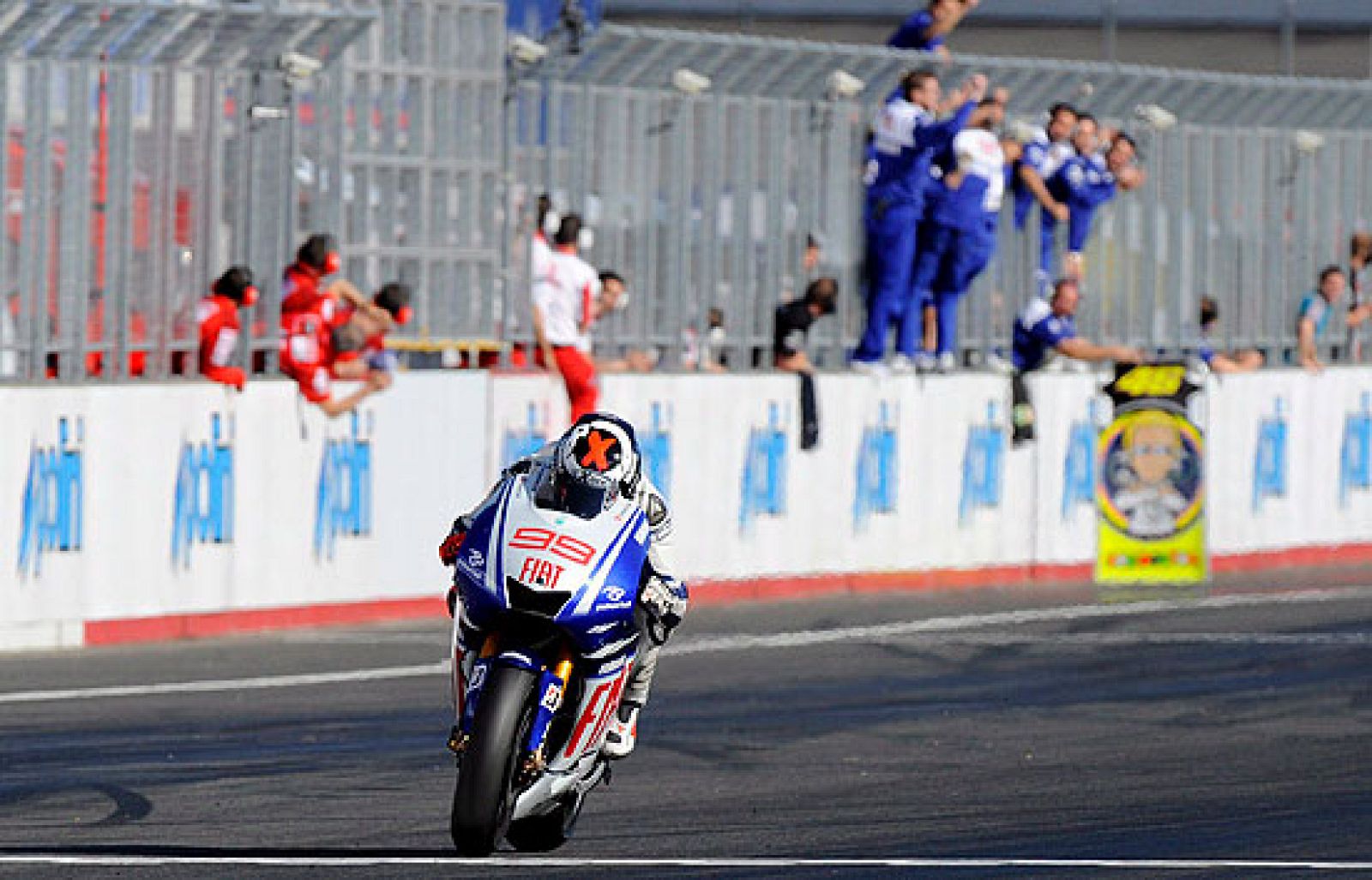 Jorge Lorenzo ha sido el gran protagonista del GP de Japón al ganar en el circuito de Motegi, por delante de Rossi y Pedrosa.