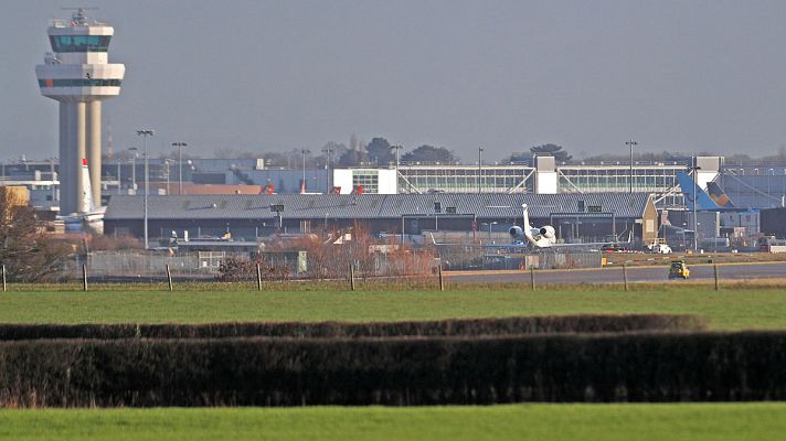 Telediario 1 - El aeropuerto londinense de Gatwick, cerrado por la presencia de drones