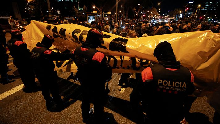 Telediario 1 - Activistas de los CDR y Arran cortan la Diagonal cerca del P