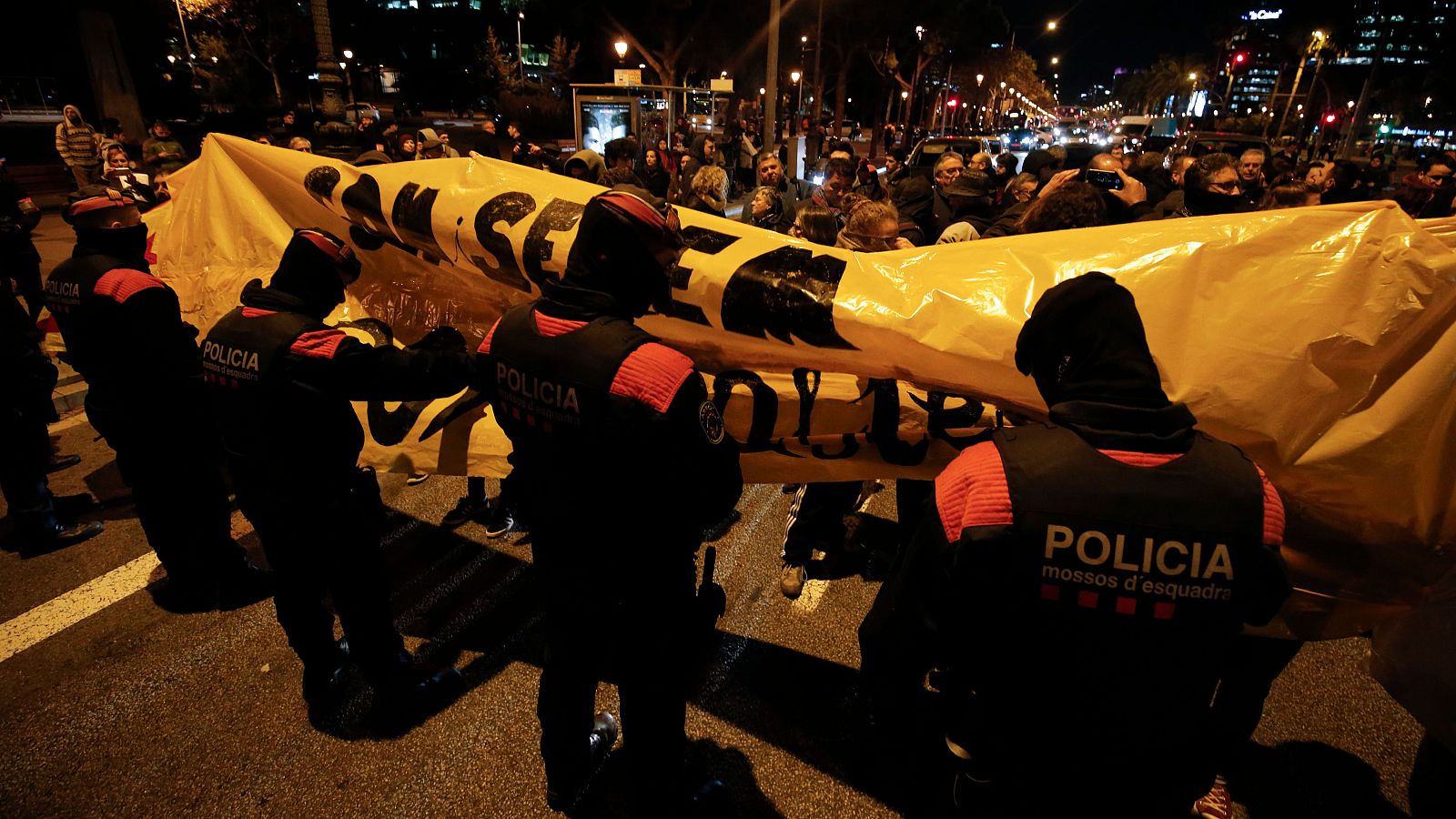 Activistas de los CDR y Arran cortan la Diagonal cerca del Palau de Pedralbes