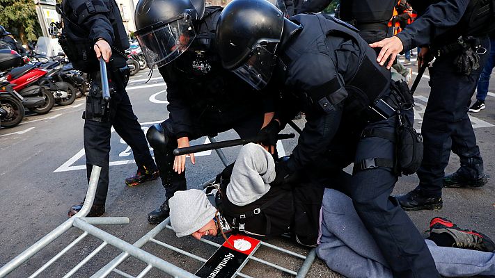 Informativo 24h - Cuatro detenidos en las cargas de los Mossos durante las protestas de los CDR en Barcelona
