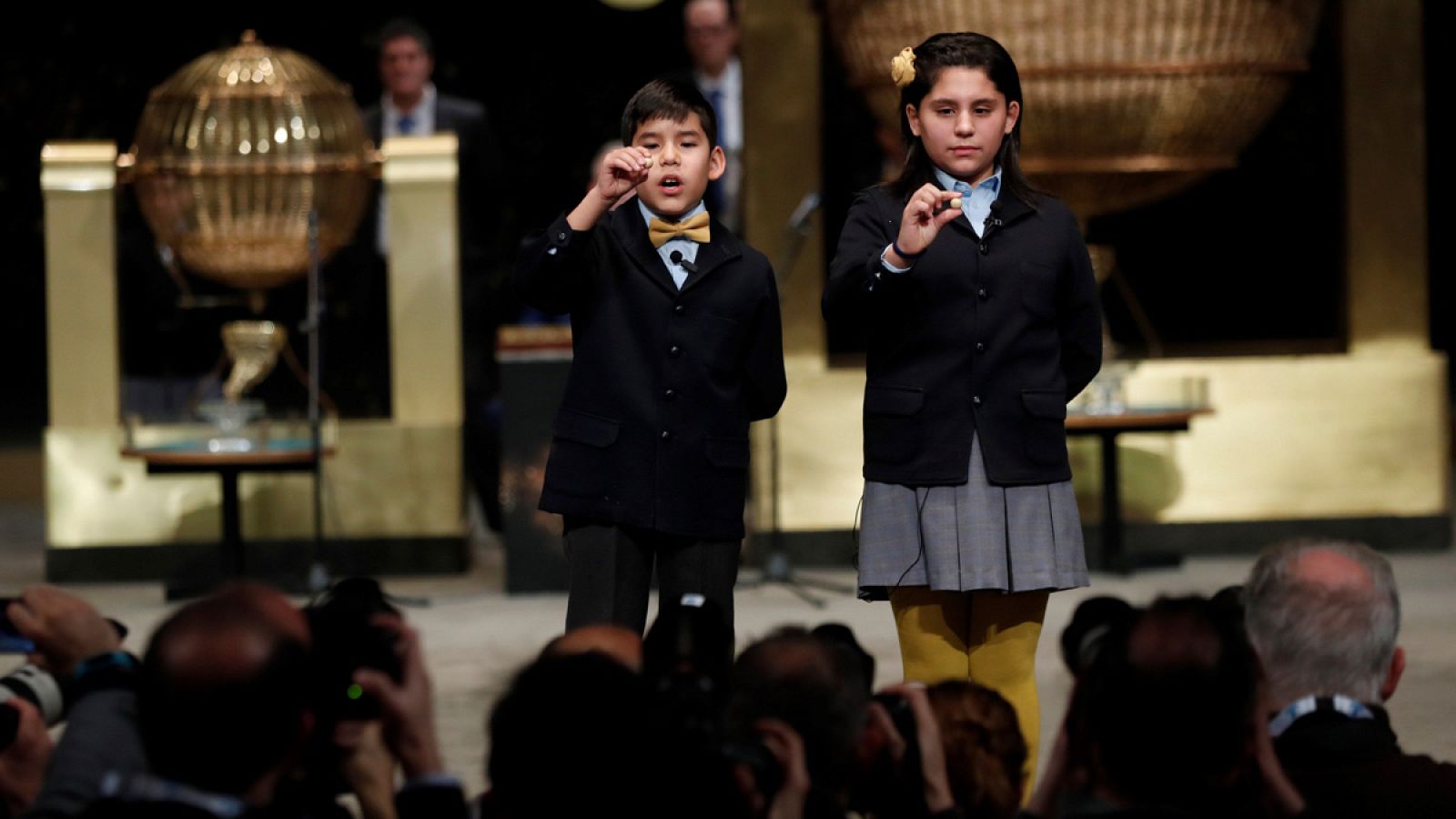 En la Lotería de Navidad 2018, muy madrugador ha sido también el segundo premio, que ha caído en el 21.015. La mayor parte ha ido a Almansa (Albacete), donde se han repartido la mayor parte de las series. También ha caído algo en Albacete, Pedreguer