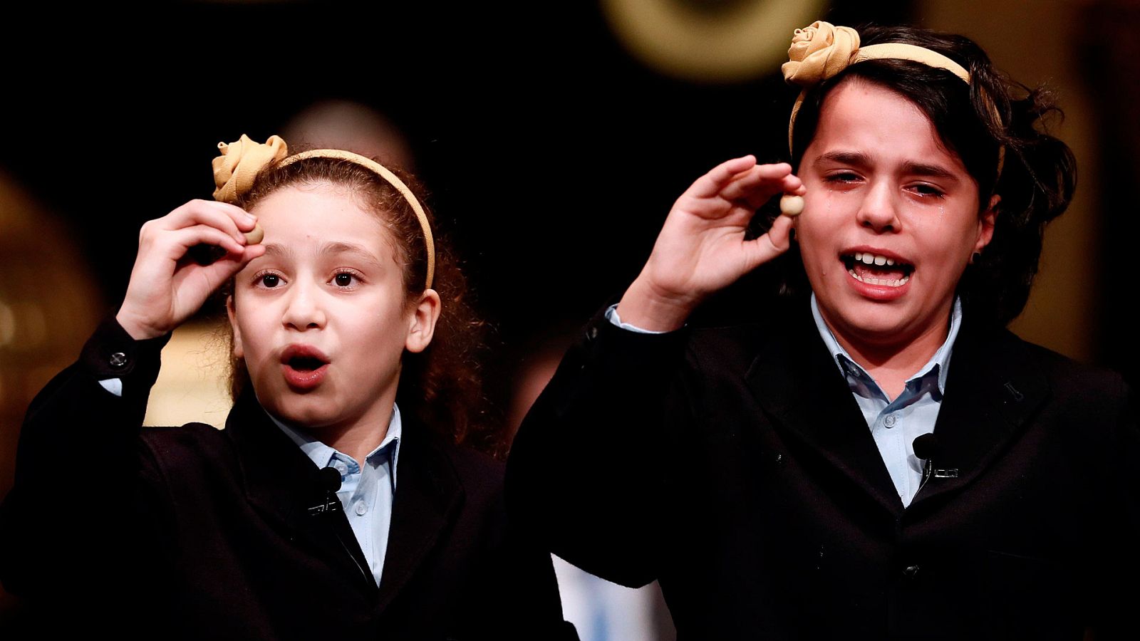 Carla y Aya han sido las grandes protagonistas de El Gordo de la Lotería de Navidad 2018 y esta ha sido la conversación entre las dos niñas del Colegio de San Ildefonso en el Palacio Real donde se ha realizado el Sorteo de Navidad.