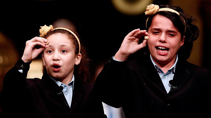 Lotería de Navidad - La conversación entre Aya y Carla, las niñas de El Gordo