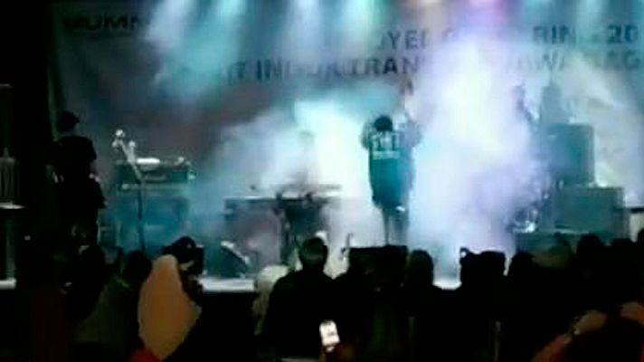  - El tsunami sorprende en un concierto y arrasa todo a su paso
