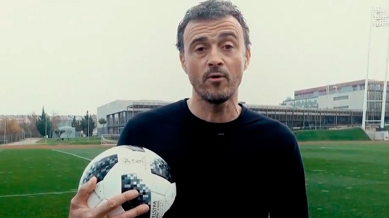 El seleccionador de fútbol español, Luis Enrique Martínez, ha mandado su mensaje de felicitación navideña deseando que el 2019 sea bueno para la selección con un original vídeo en el que da 19 toques a un balón.