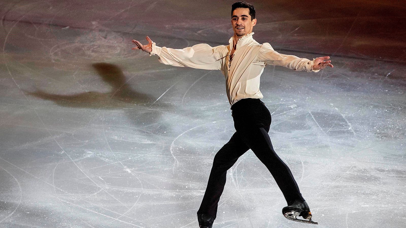 El patinador Javier Fernández ha llevado su espectáculo a Gran Canaria, penúltima parada antes de su paso por Madrid, el último de la gira.