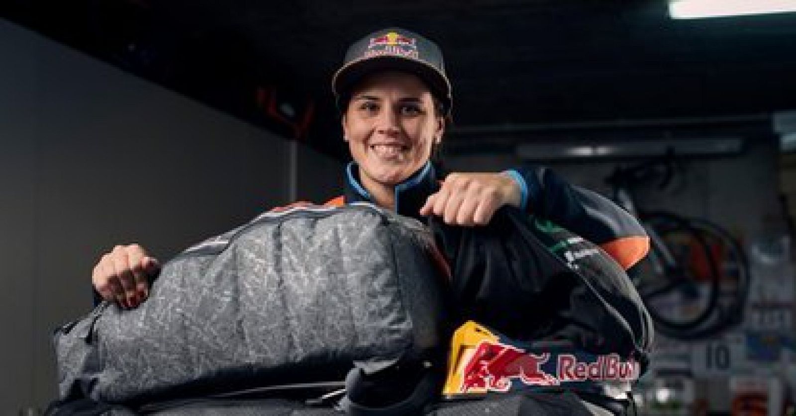 ¿Qué lleva Laia Sanz en su mochila para el Dakar 2019? | Ver