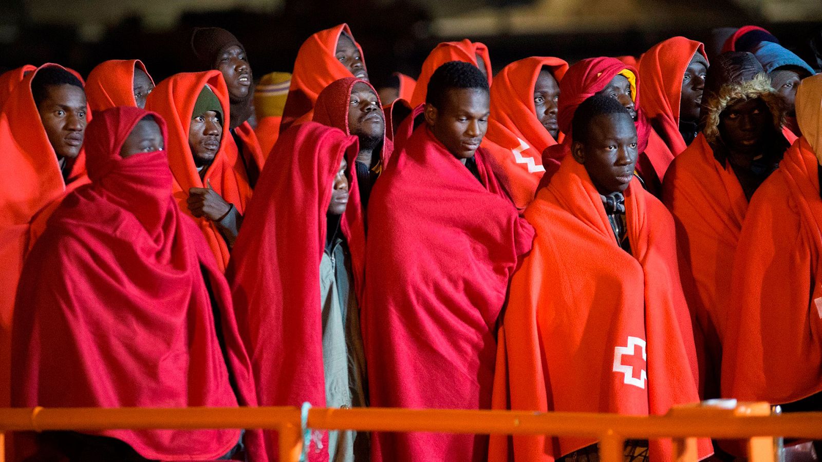 Inmigración - España bate en 2018 su récord de llegadas de migrantes por mar, casi 56.500  - RTVE.es | Ver