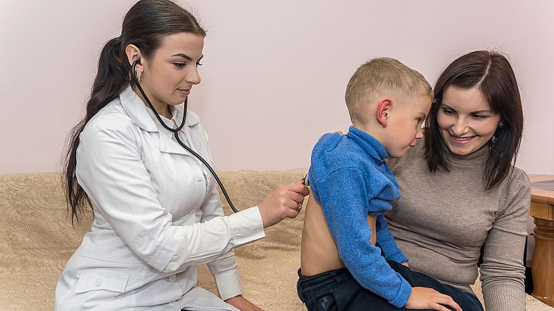 Calor y amor de madre, para menores tutelados hospitalizados: así actúa la ONG 'Mamás en Acción' | Ver