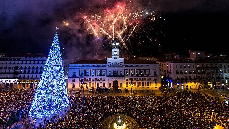 España recibe 2019 con dobles campanadas en la Puerta del Sol