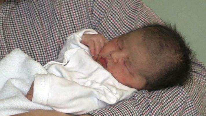 Telediario 1 - La primera bebé de 2019 nace en Zaragoza con las campanadas