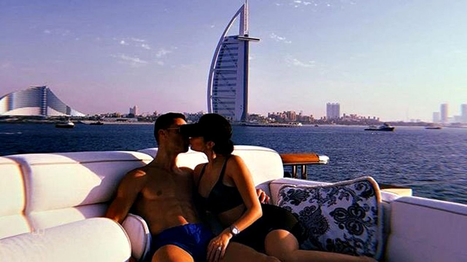 De Cristiano Ronaldo en Dubai a Messi en Argentina. Así han finalizado el 2018 las estrellas del balonpié.