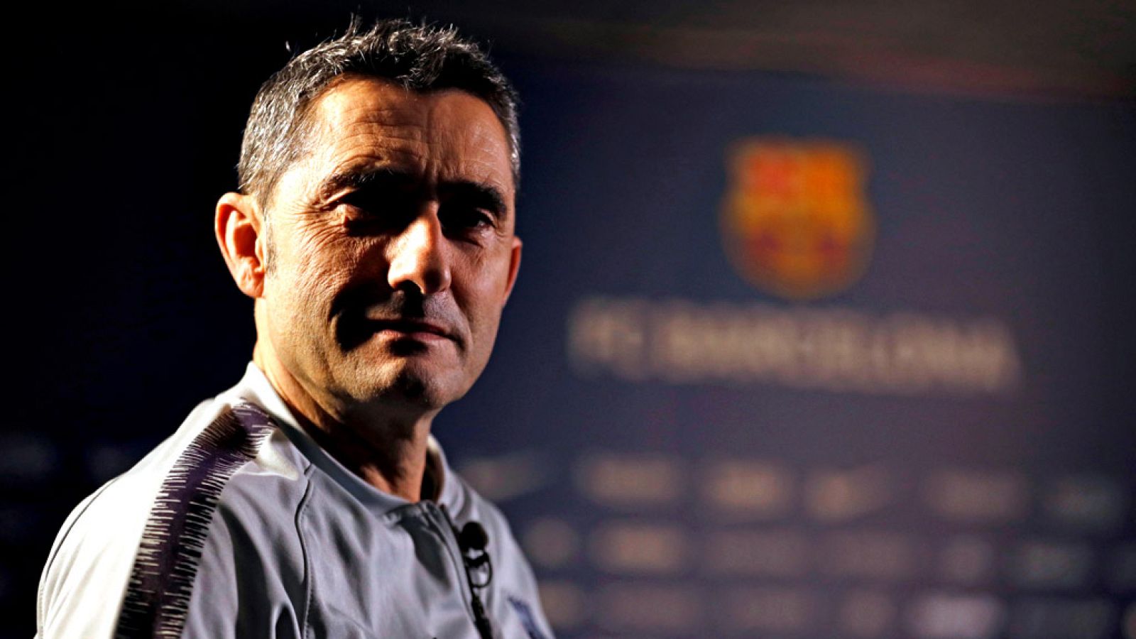 El técnico del FC Barcelona, Ernesto Valverde, desconoce si la próxima temporada estará al frente del banquillo azulgrana, ya que nunca piensa "a largo plazo" y cree que en el fútbol pensar incluso a dos meses vista es hacerlo a "larguísimo plazo".