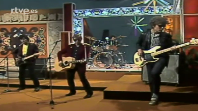 300 millones - Nacha Pop cantan 'La chica de ayer' (1980)