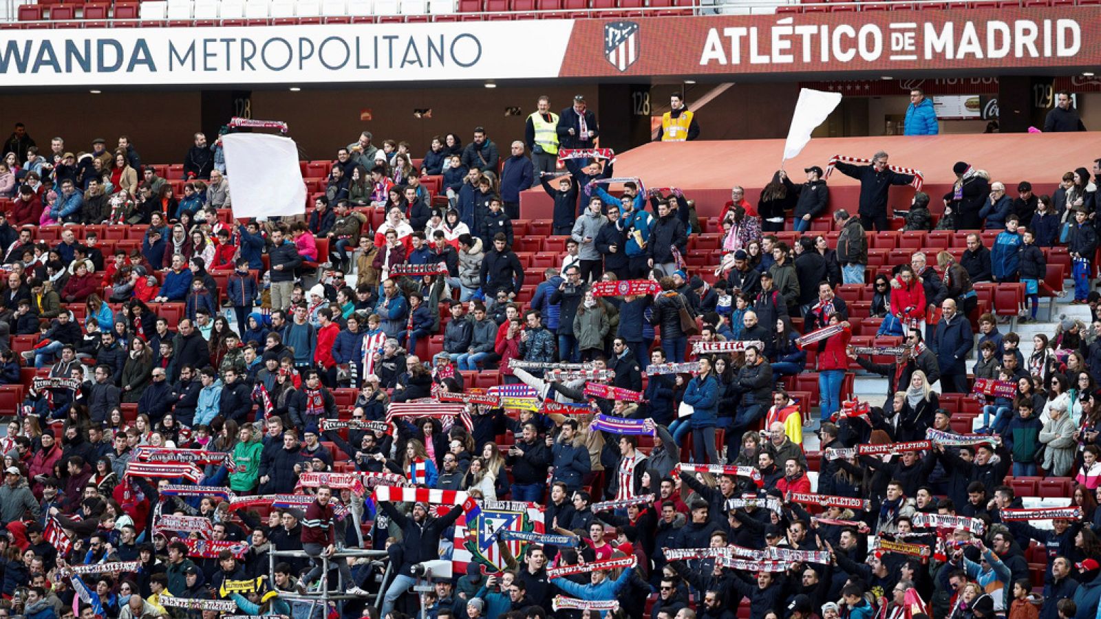 Los hinchas atléticos dan calor a sus jugadores | Ver