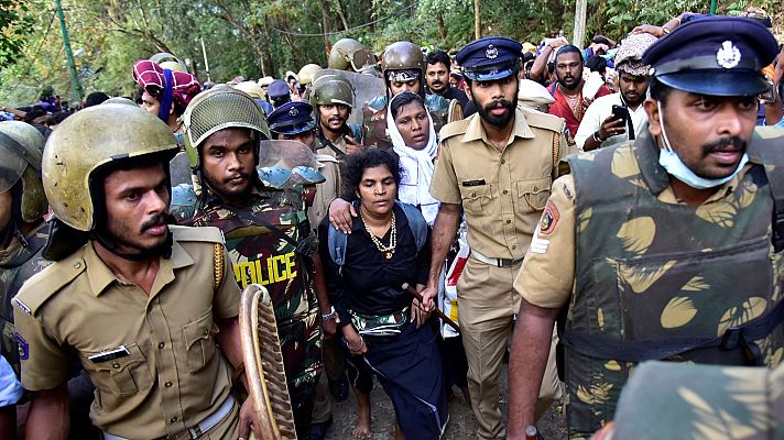 Telediario 1 - Dos mujeres en India logran entrar por primera vez en un templo hindú tras una sentencia