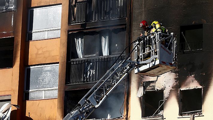 Informativo 24h - Tres muertos en el incendio de un bloque de viviendas en Badalona