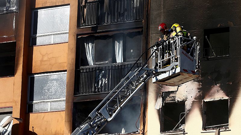 Tres muertos en el incendio de un bloque de viviendas en Badalona