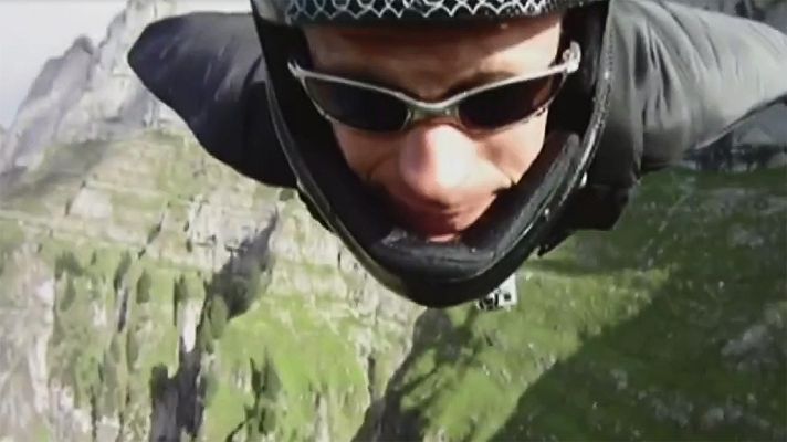 Telediario 1 - El hombre pájaro levanta el vuelo