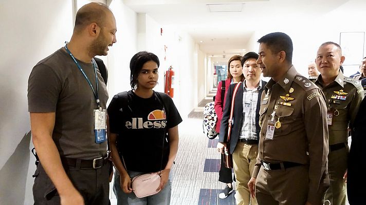 Telediario 1 - Tailandia no deportará a la joven saudí amenazada por su familia tras renunciar al islam