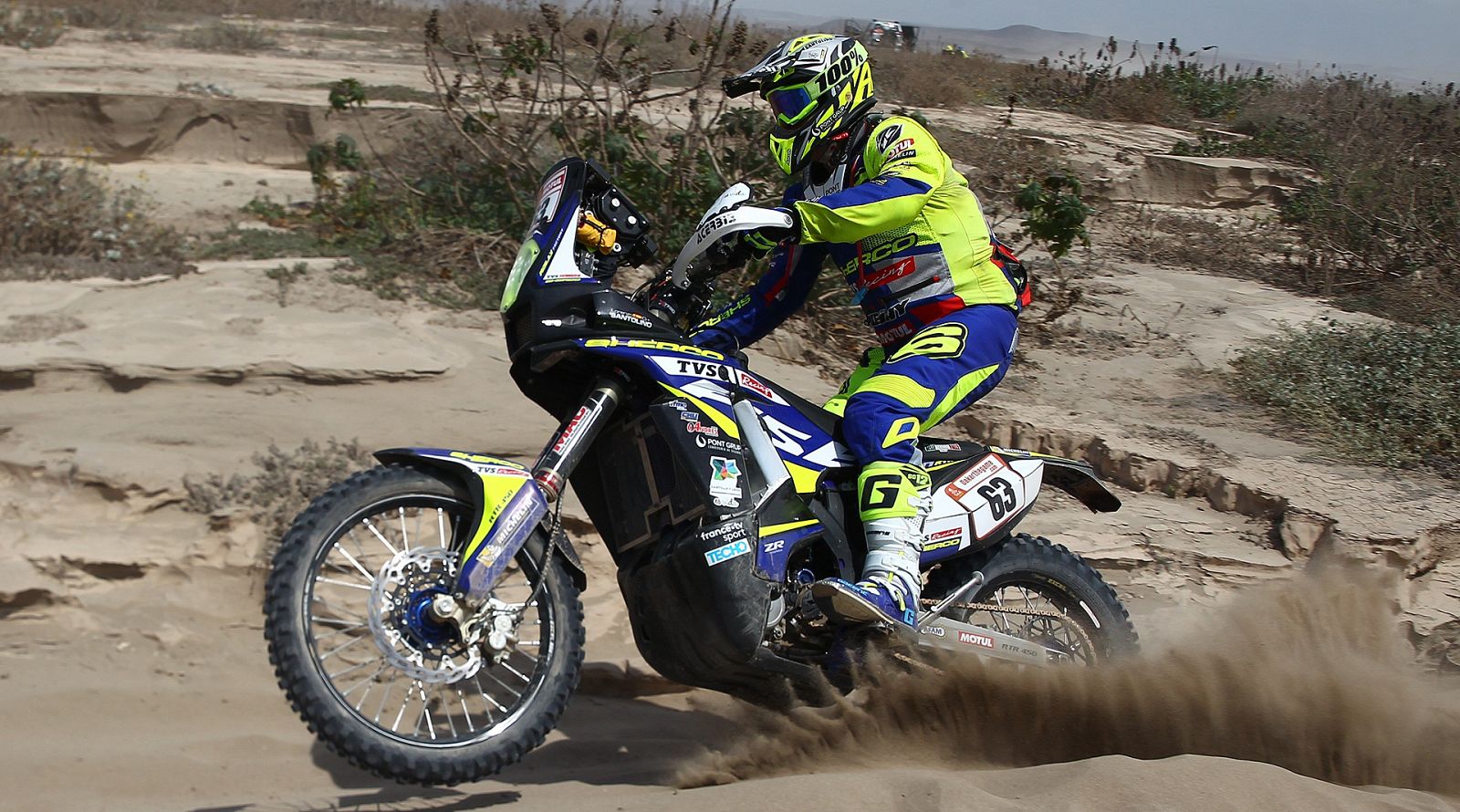 El motorista español Lorenzo Santolino, undécimo en la general, es el mejor motorista debutante en el Dakar. Santolino acabó en cuarta posición en la quinta etapa del rally: "Estoy muy contento del ritmo que estoy llevando".