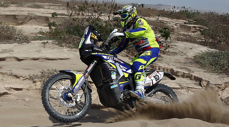 El motorista español Lorenzo Santolino, undécimo en la general, es el mejor motorista debutante en el Dakar. Santolino acabó en cuarta posición en la quinta etapa del rally: "Estoy muy contento del ritmo que estoy llevando".