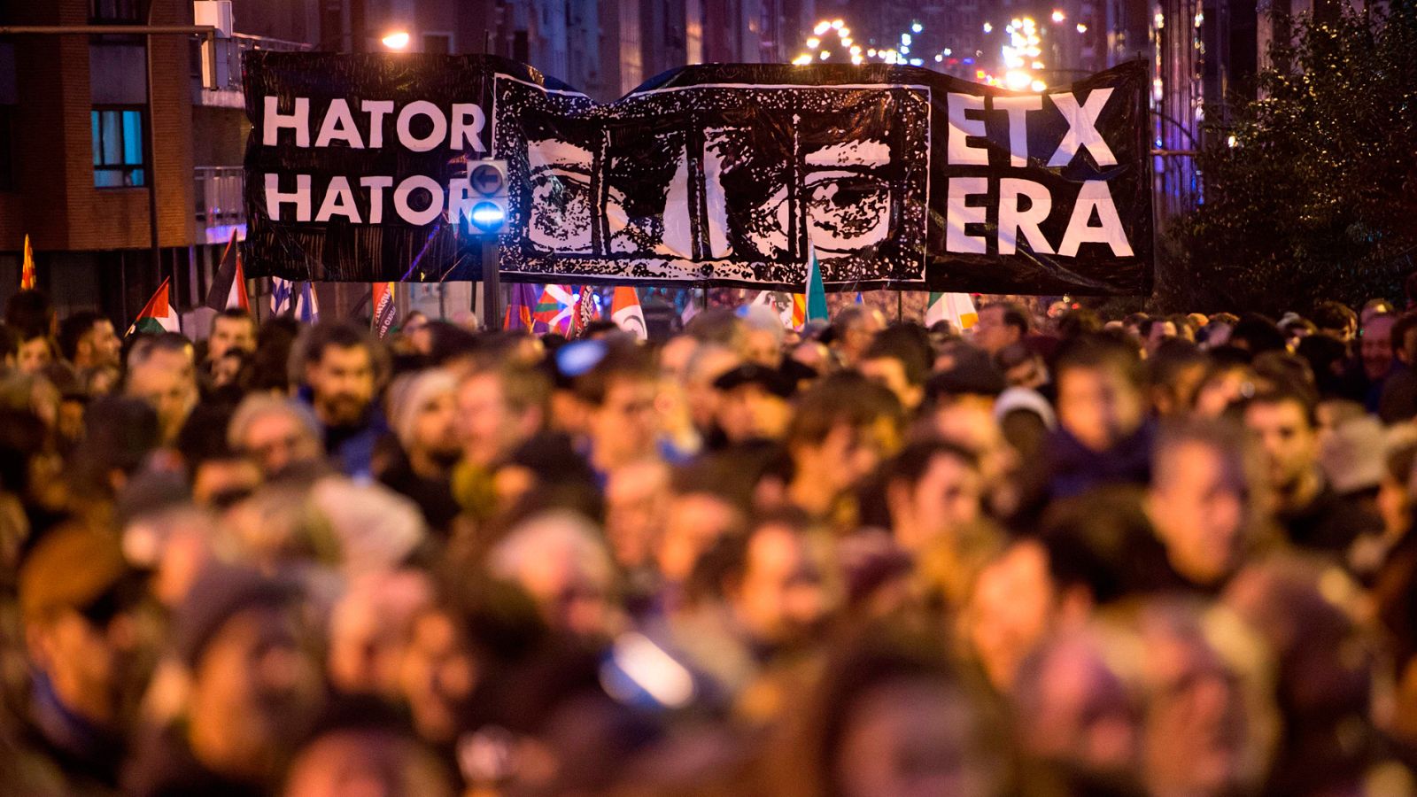 Miles de personas se manifiestan en Bilbao para pedir el acercamiento de los presos de ETA al País Vasco
