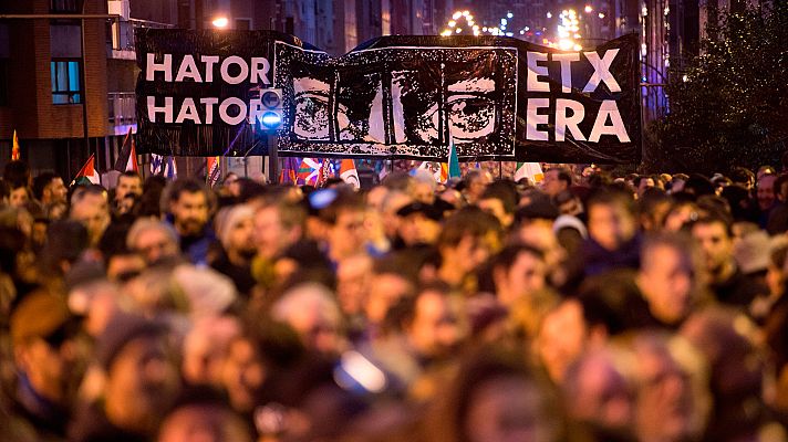  - Miles de personas se manifiestan en Bilbao para pedir el acercamiento de los presos de ETA al País Vasco
