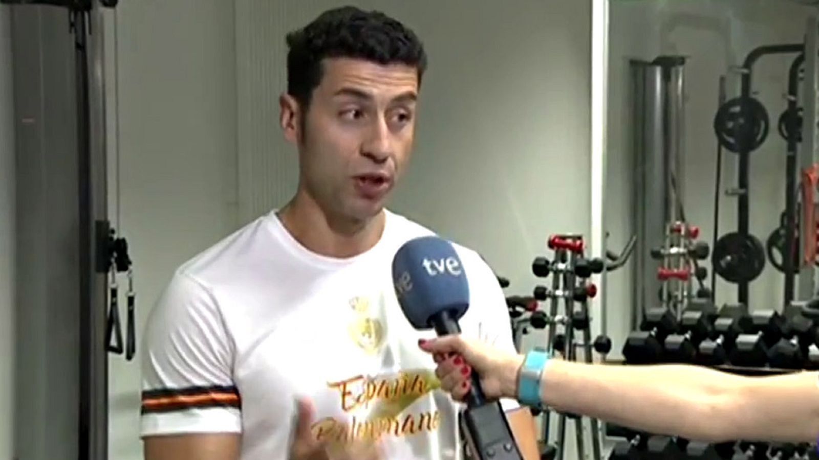 El preparador físico de ls selección española de balonmano, Jesús Rivilla, explica a TVE las ventajas del nuevo medidor de salto.