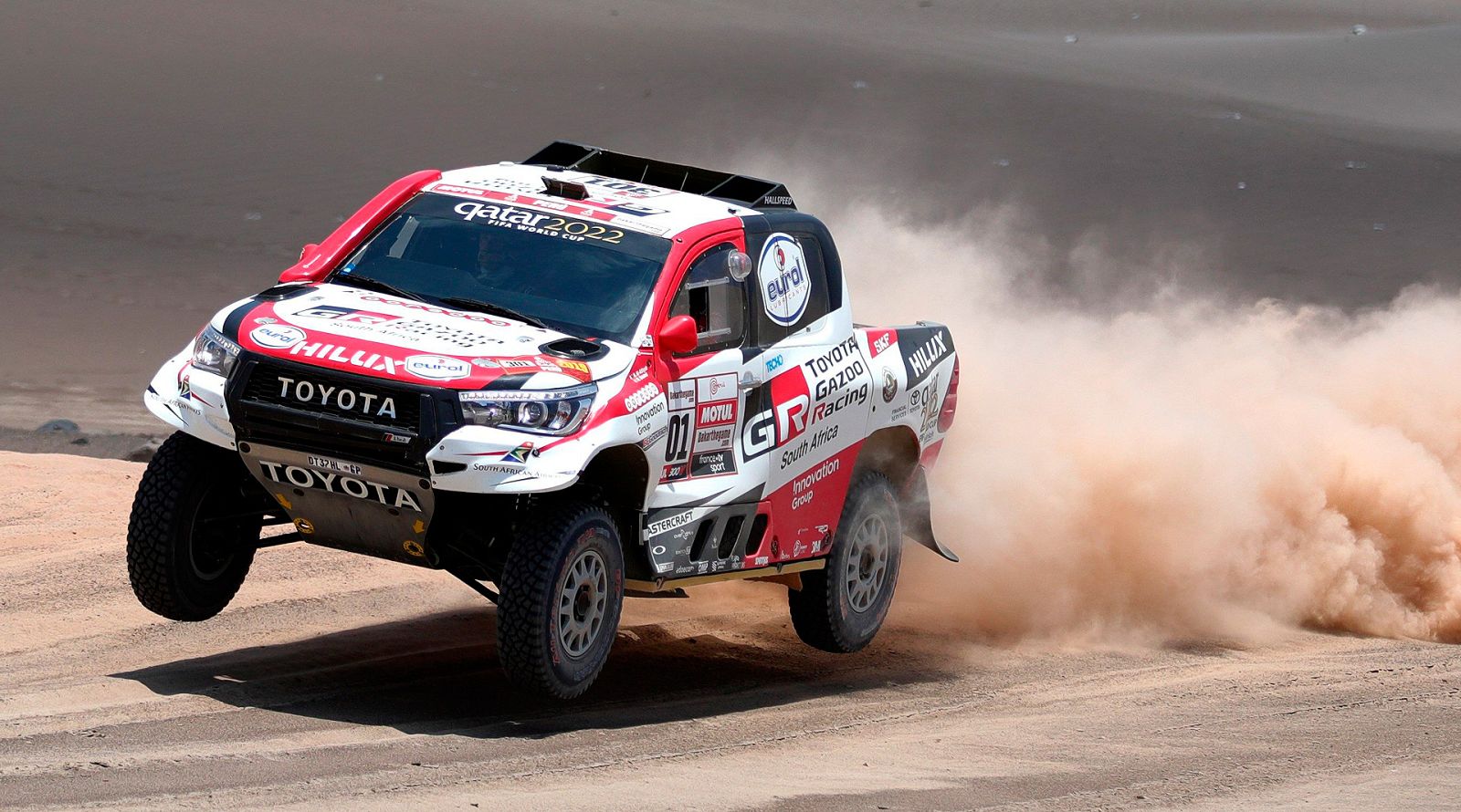 El piloto Nasser Al-Attiyah ha asegurado que todavía quedan muchas etapas difíciles en el Dakar y que "todavía vienen más dunas", antes de asegurar que sus dos máximos rivales, Loeb y Peterhansel, son "dos grandes pilotos".