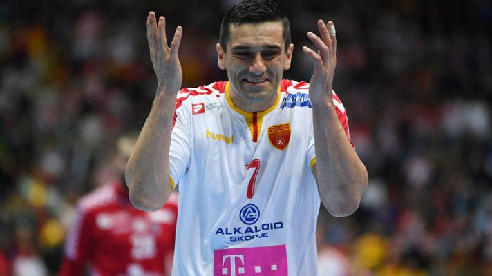 Telediario 1 - España se enfrenta al continuo 7 contra 6 de la Macedonia de Raúl González