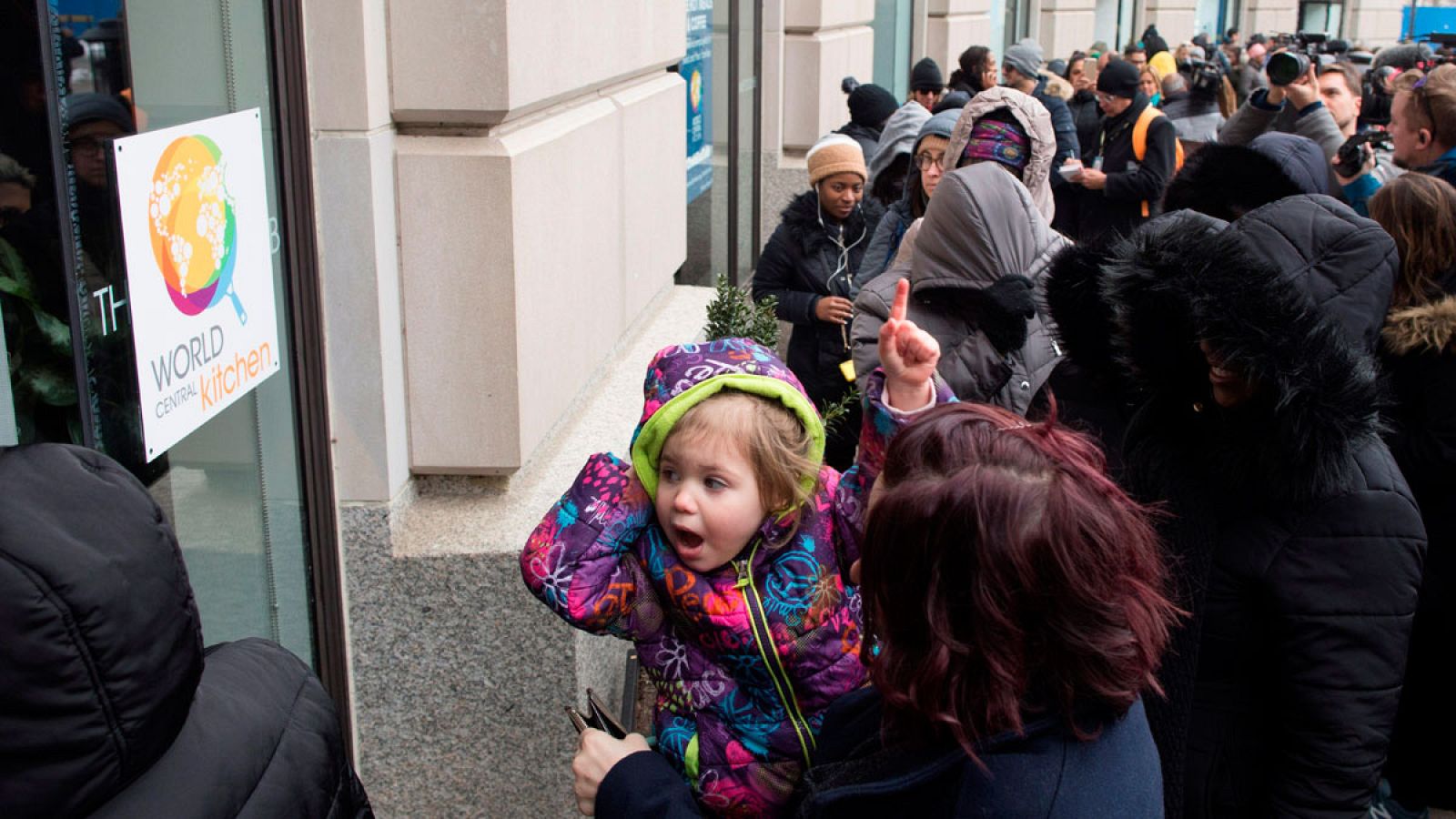 Miles de trabajadores públicos siguen sin empleo ni sueldo en Estados Unidos | Ver