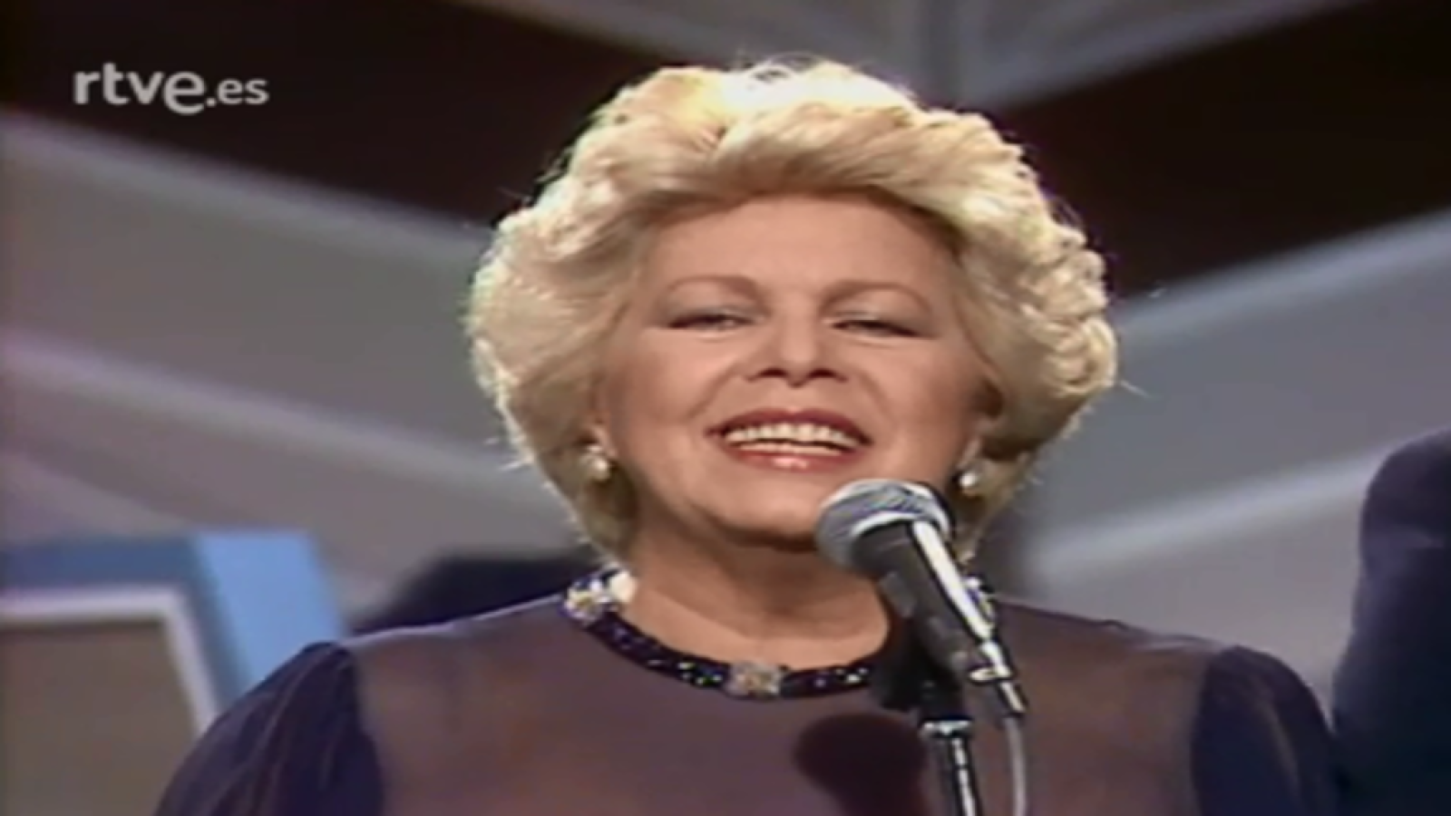 De ahora en adelante - Estela Raval y Los Cinco Latinos - Quiéreme siempre | Ver