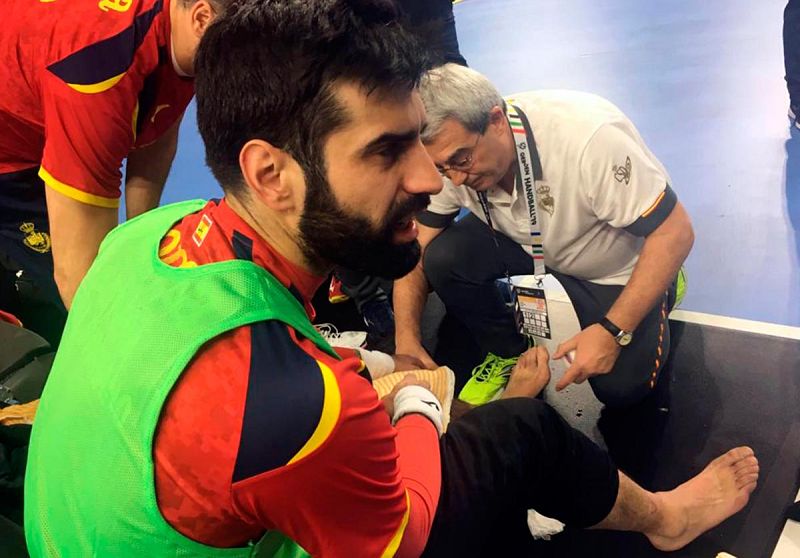 Susto de Rodrigo Corrales en el entrenamiento de España en Colonia