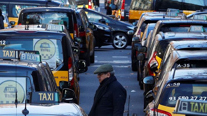  - Los taxistas mantienen la huelga indefinida en Barcelona a la espera de reunirse con la Generalitat y el Área Metropolitana de Barcelona