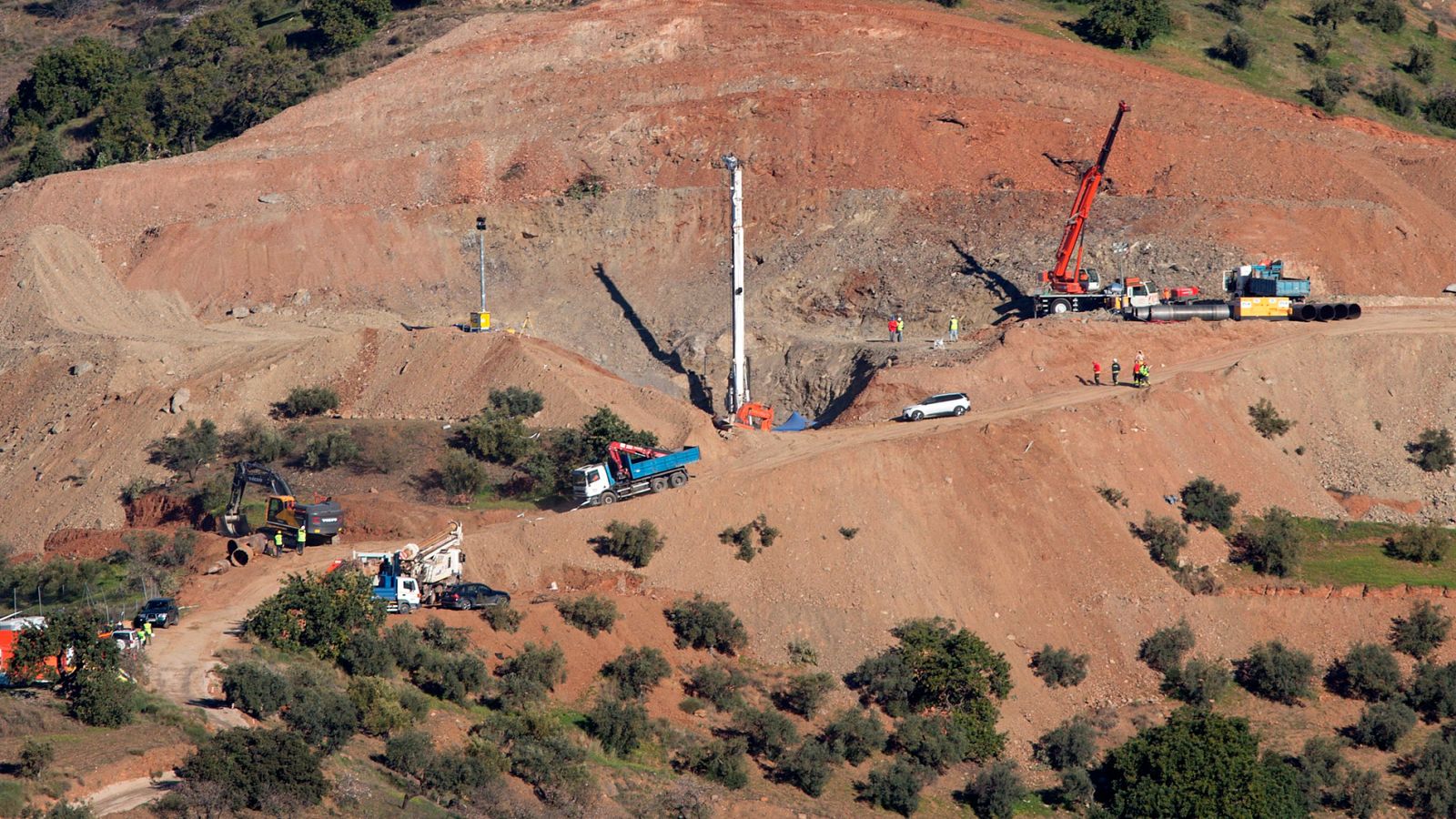 Los equipos de rescate esperan perforar este lunes los siete metros que faltan del túnel vertical