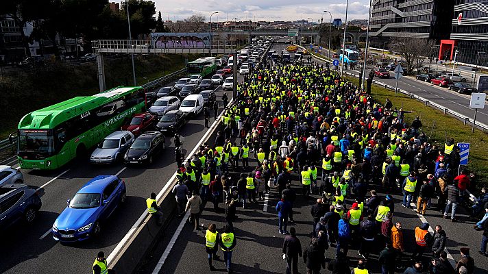 Telediario 1 - Los taxistas de Madrid vuelven a bloquear calles y carreteras para exigir la regulación de los VTC