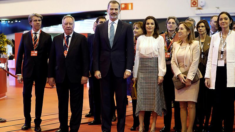 Los reyes llegan a Fitur donde se concentran los taxistas