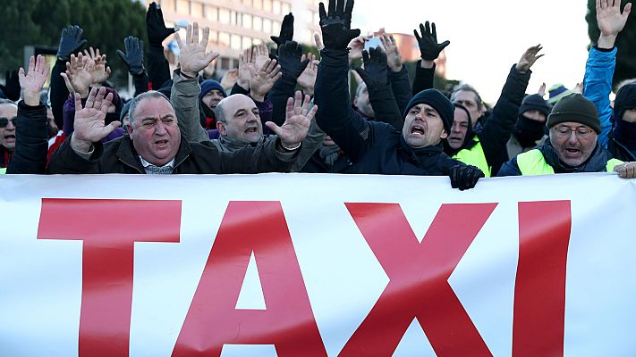 Telediario 1 - Los taxistas vuelven a cortar la M-40