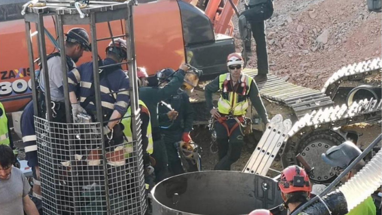 Un total de 26 efectivos intervienen en la fase final del rescate para excavar la galer�a hasta Julen